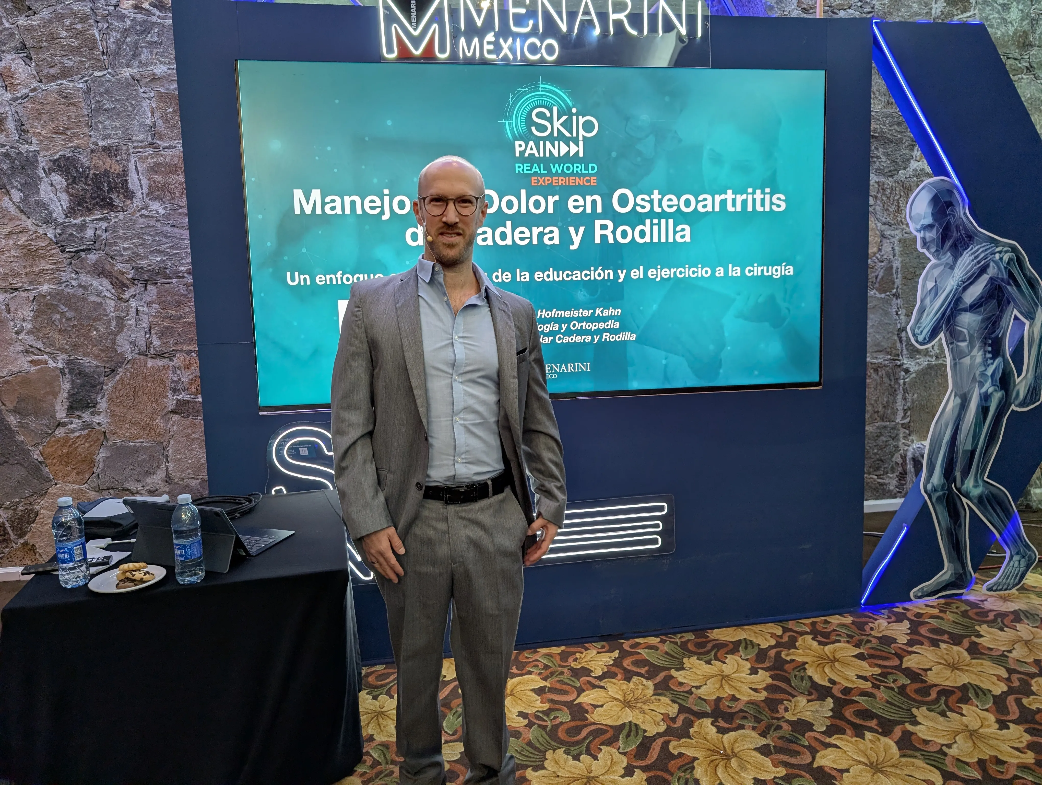 Dr. Hofmeister presentando sobre manejo del dolor en osteoartritis de cadera y rodilla