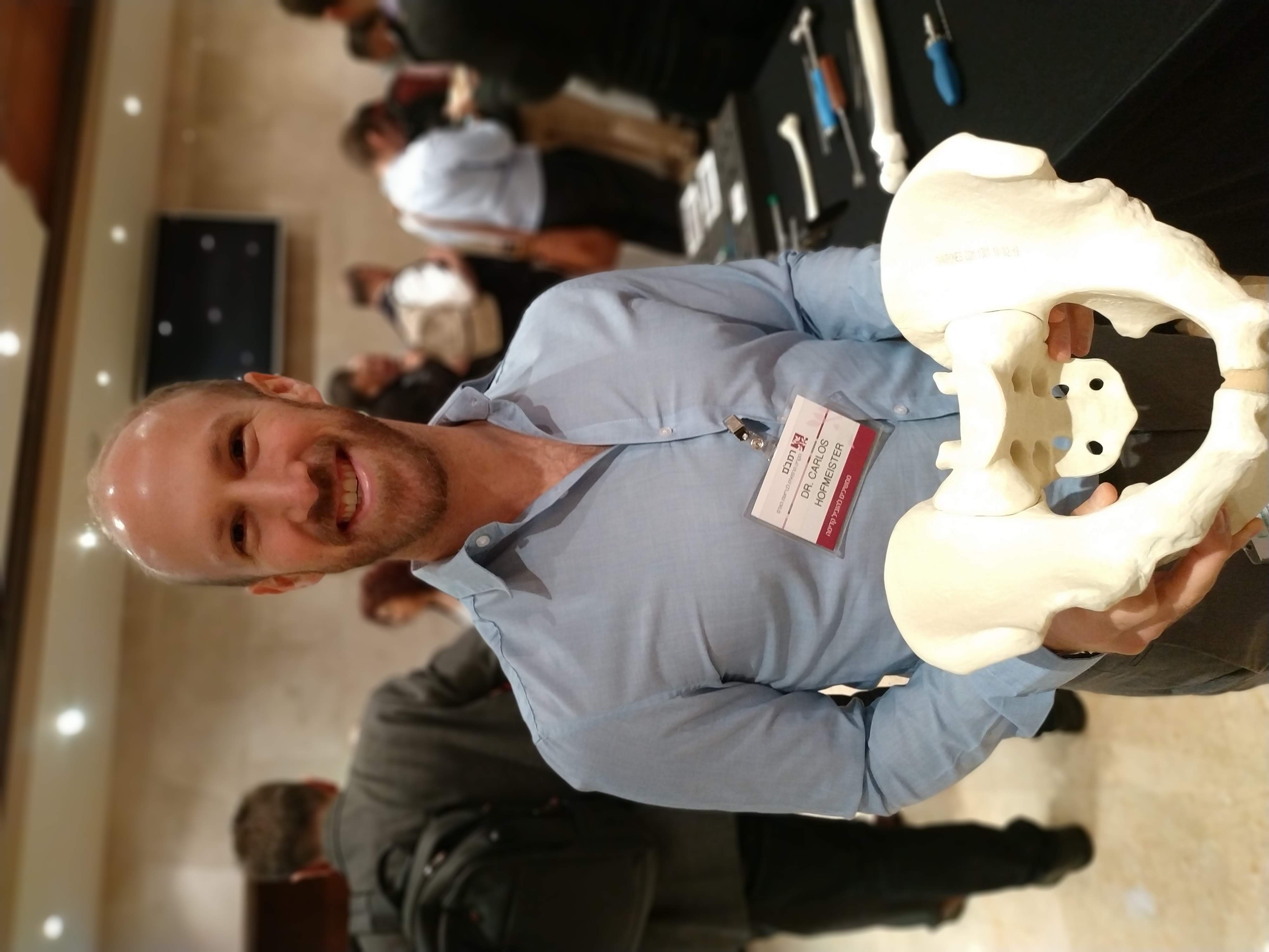 Dr. Hofmeister en congreso de ortopedia con modelo de pelvis